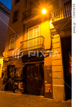 夜明け前のスペインバルセロナの街並みの写真素材