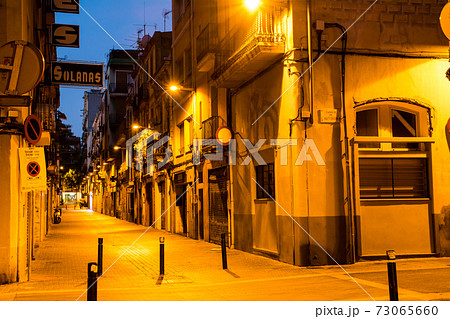 夜明け前のスペインバルセロナの街並みの写真素材