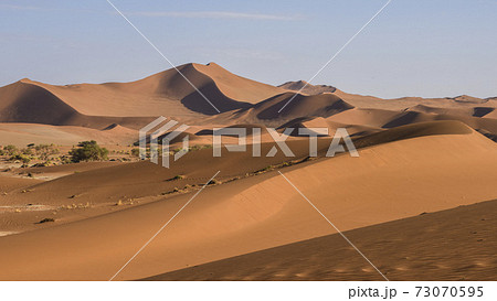 ナミブ砂漠の夕焼けの写真素材