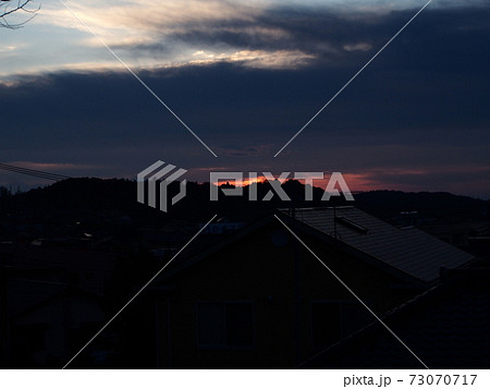 雲間から昇る朝日 雲間から昇る朝日 73070717