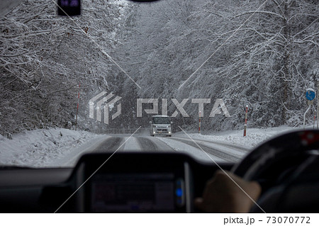 冬の国道 雪道 イメージ 冬の国道 雪道 イメージ 73070772