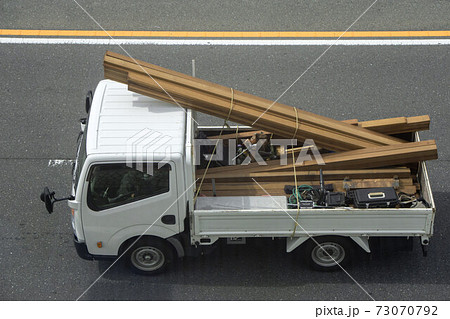 木材を積んだ小型トラック 平ボディトラック の写真素材
