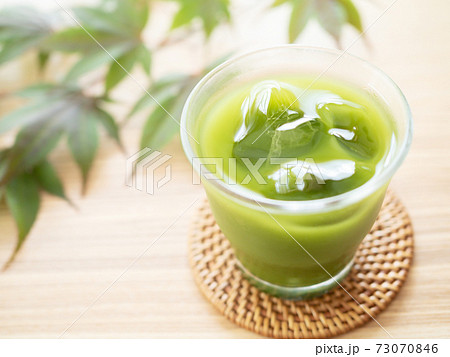 アイスグリーンティーともみじの葉 アイスグリーンティーともみじの葉 73070846