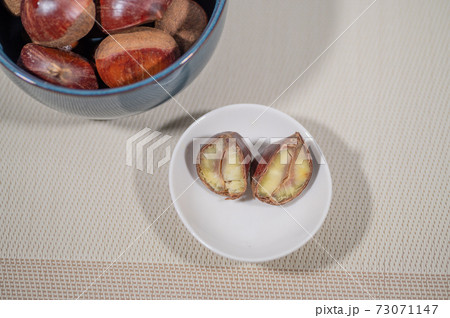 秋の味覚茹で栗 秋の味覚茹で栗 73071147