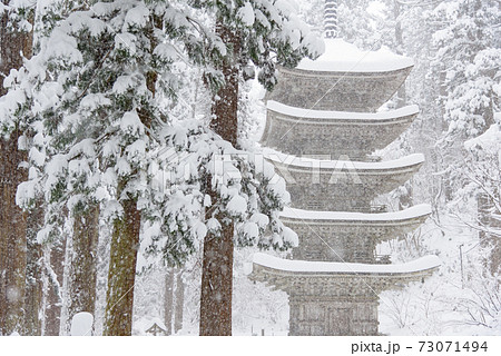 冬の羽黒山五重塔 73071494