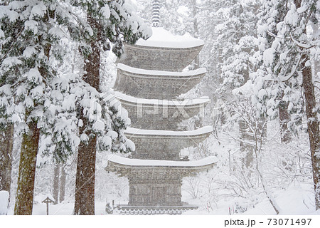 冬の羽黒山五重塔 冬の羽黒山五重塔 73071497