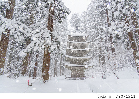 冬の羽黒山五重塔 73071511