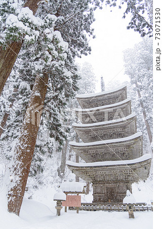 冬の羽黒山五重塔 73071530