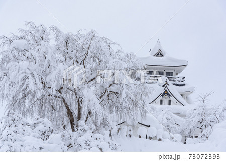 雪の積もる横手城 73072393