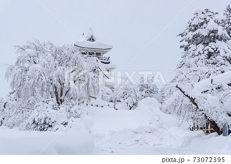 雪の積もる横手城 雪の積もる横手城 73072395