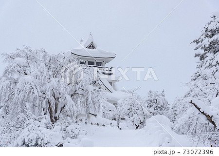 雪の積もる横手城 雪の積もる横手城 73072396