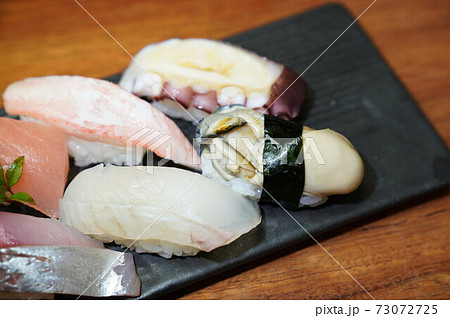 握り寿司盛り合わせ　カキ　タコ　カニ　ヒラメ 73072725