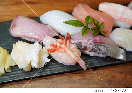北陸名産の握り寿司盛り合わせ 73072726