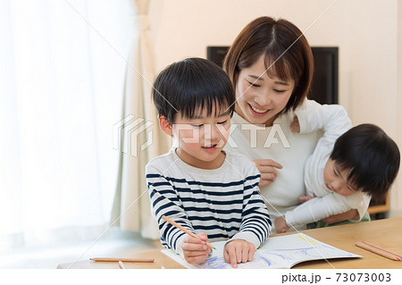 自宅学習する子供とママ 73073003