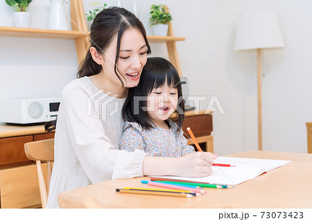ダイニングでママと一緒にお絵かきする子ども ダイニングでママと一緒にお絵かきする子ども 73073423