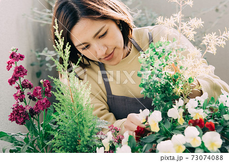 ガーデニング・寄せ植えの手入れをする女性 73074088