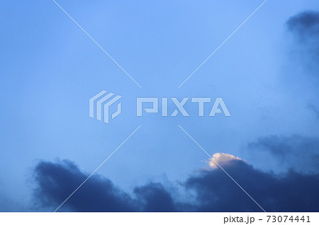 空と雲のバックグラウンド(不安、不穏、ネガティブ表現) 空と雲のバックグラウンド(不安、不穏、ネガティブ表現) 73074441