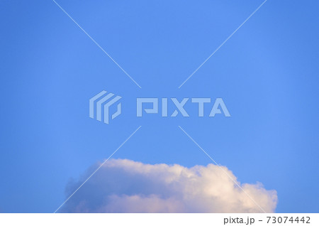 空と雲のバックグラウンド(不安、不穏、ネガティブ表現) 空と雲のバックグラウンド(不安、不穏、ネガティブ表現) 73074442