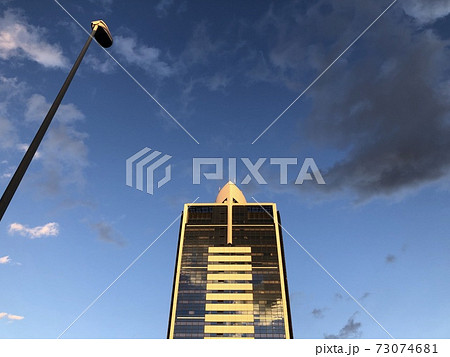 高層ビルの夕焼け 73074681