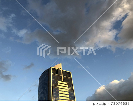 高層ビルの夕焼け 73074682