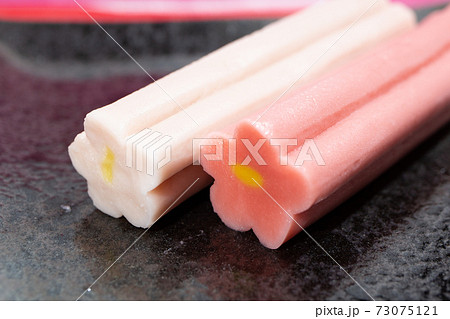 お正月用の生麩（なまふ）：紅白花麩(はなふ)、日本の伝統食材、グルテンが豊富、おめでたい紅白。 73075121
