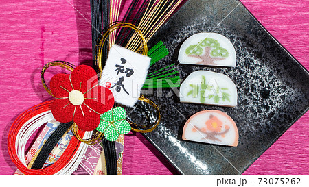 日本の伝統食材、お正月用のカマボコ、松竹梅、&お正月飾り 73075262