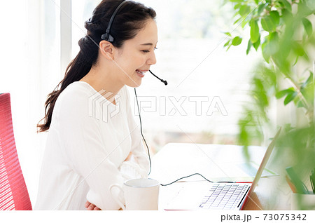 リモートミーティングをする女性 リモートミーティングをする女性 73075342