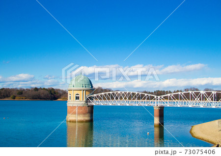 東京都村山市にある、村山貯水池（別名：多摩湖）英称：Murayama Reservoirの第一取水塔 73075406