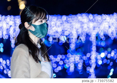 旅行でイルミネーションを楽しむ女性 旅行でイルミネーションを楽しむ女性 73075582