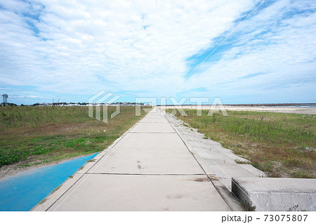 秋の空の海岸の遊歩道 73075807