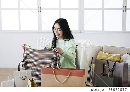 若い女性　買い物　バーゲン 73075837