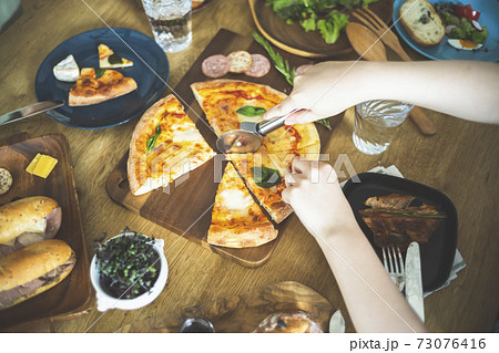 料理を取り分ける女性 73076416