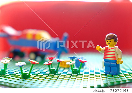 レゴの芝生に男の子と花とヘリコプターの図 レゴの芝生に男の子と花とヘリコプターの図 73076443