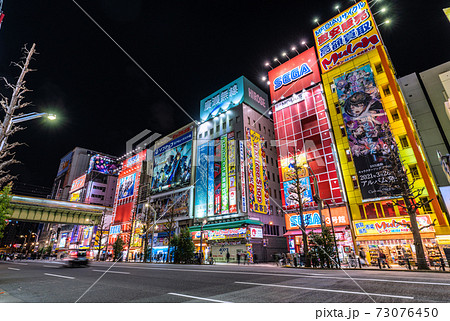 日本の東京都市景観　お正月の東京・秋葉原。「緊急事態宣言」を要請＝2021年1月2日 73076450