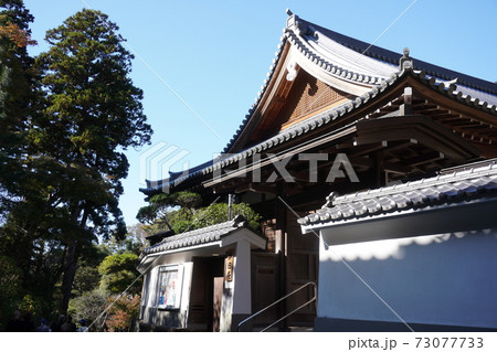 北鎌倉の円覚寺の中にある佛日庵と快晴の空 北鎌倉の円覚寺の中にある佛日庵と快晴の空 73077733