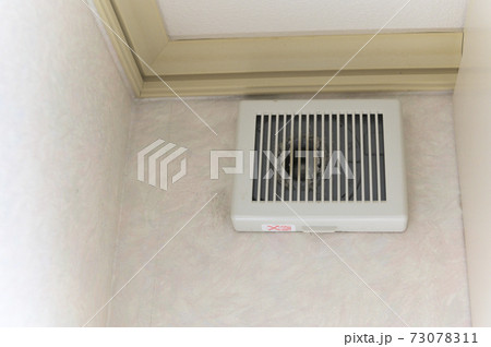 掃除前の換気扇 73078311
