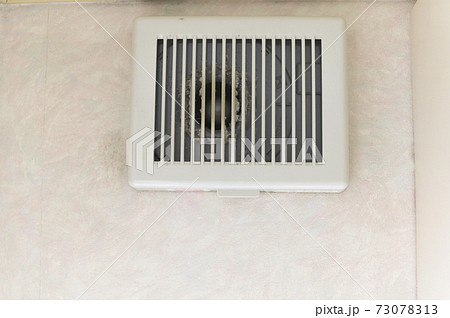 掃除前の換気扇 73078313