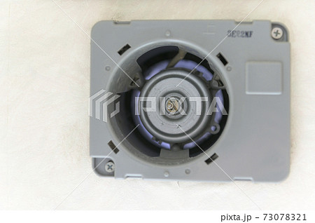 分解清掃中の換気扇 73078321