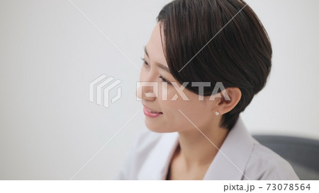 医療イメージ 白衣の女性 医療イメージ 白衣の女性 73078564