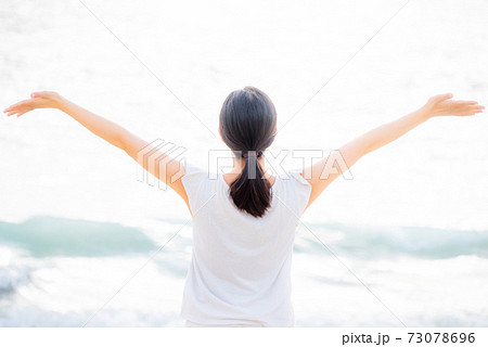 女性の健康イメージ 白く光る海の背景 73078696