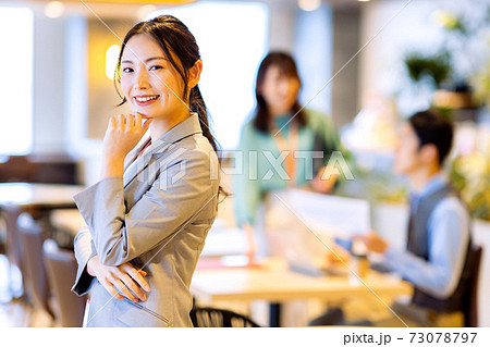 女性　ビジネスイメージ 73078797