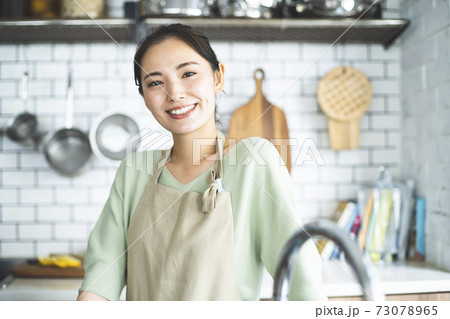 キッチンに立つ若い女性 キッチンに立つ若い女性 73078965
