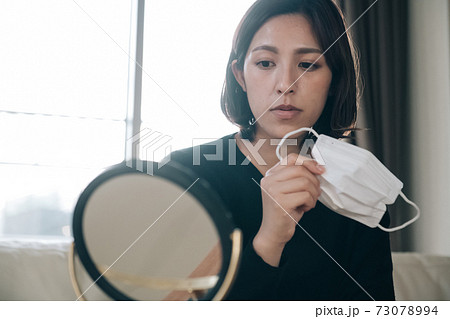 マスクによる肌荒れを気にする女性 マスクによる肌荒れを気にする女性 73078994