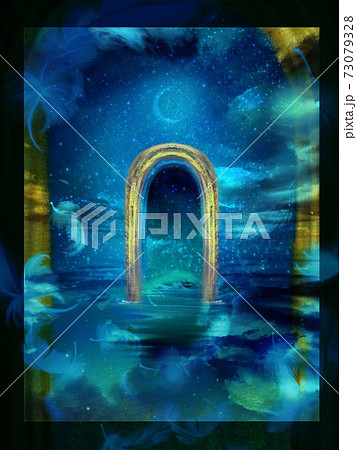 青い夜空が水面に反射し黄金に輝くアーチの向こうに見える不思議な青空の風景 73079328