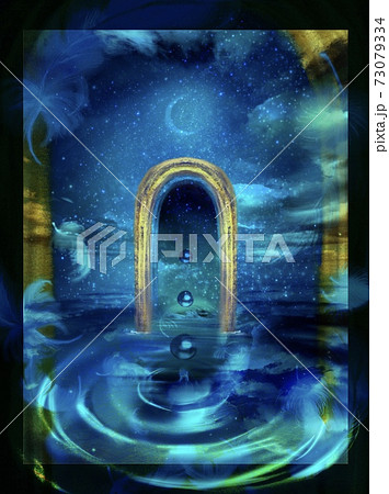 青い夜空が水面に反射し黄金に輝くアーチの向こうに見える不思議な青空の風景 73079334