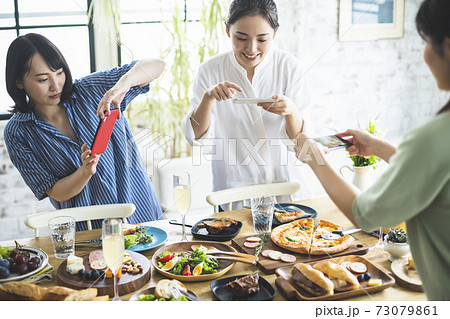 料理の写真を撮る女性 73079861