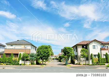 爽やかな青空の新興住宅街 73080103