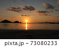 ハナリ島に沈む夕陽 73080233