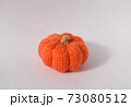 毛糸で手編みしたカボチャ 73080512