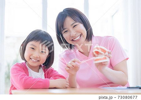 歯医者 歯磨き指導を受ける女の子と歯科医師 歯医者 歯磨き指導を受ける女の子と歯科医師 73080677